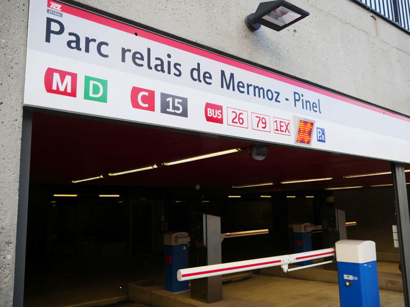 L'un des nombreux parc relais de Lyon afin que vous puissiez stationner votre véhicule en toute sécurité.