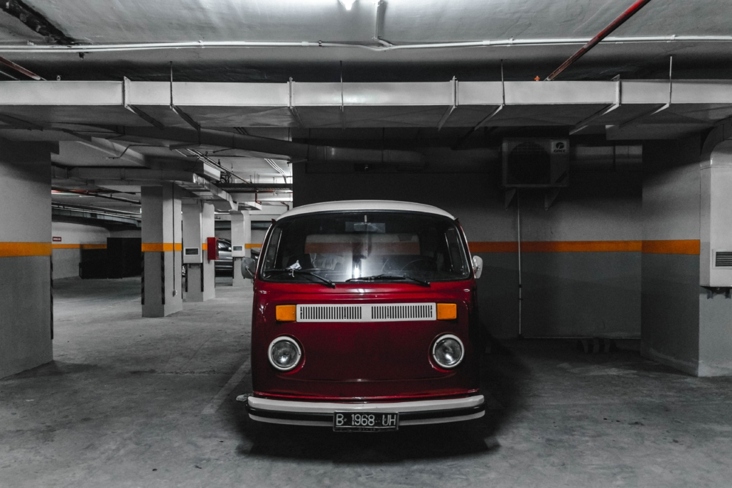 Véhicule stationné dans un parking.
