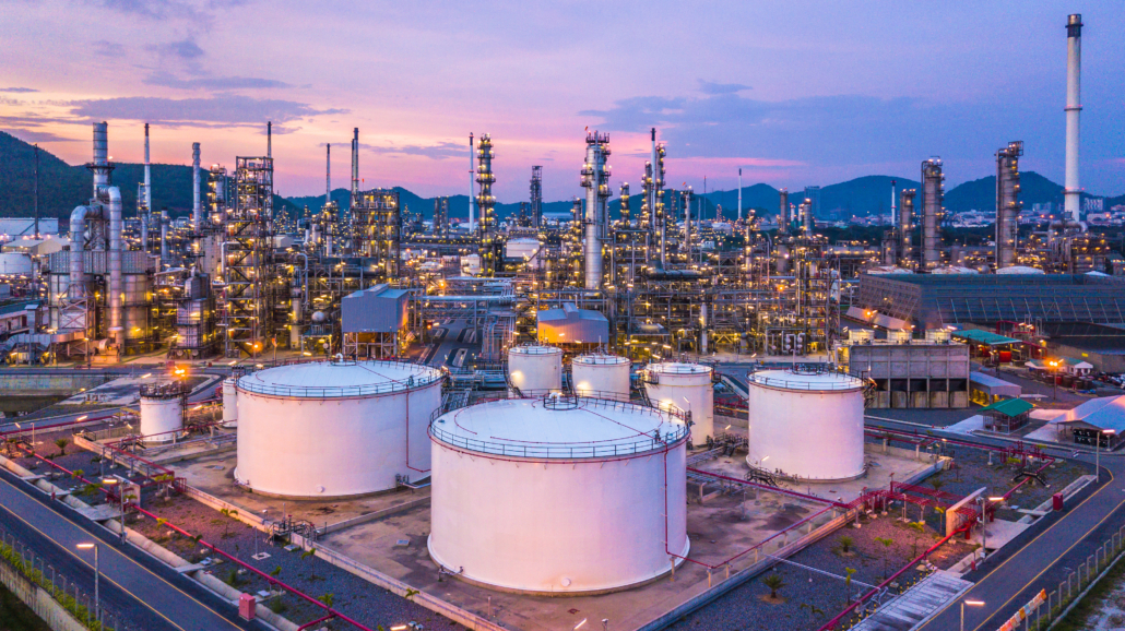 Vue aérienne d'une raffinerie de pétrole produisant du carburant pour les véhicules motorisés.