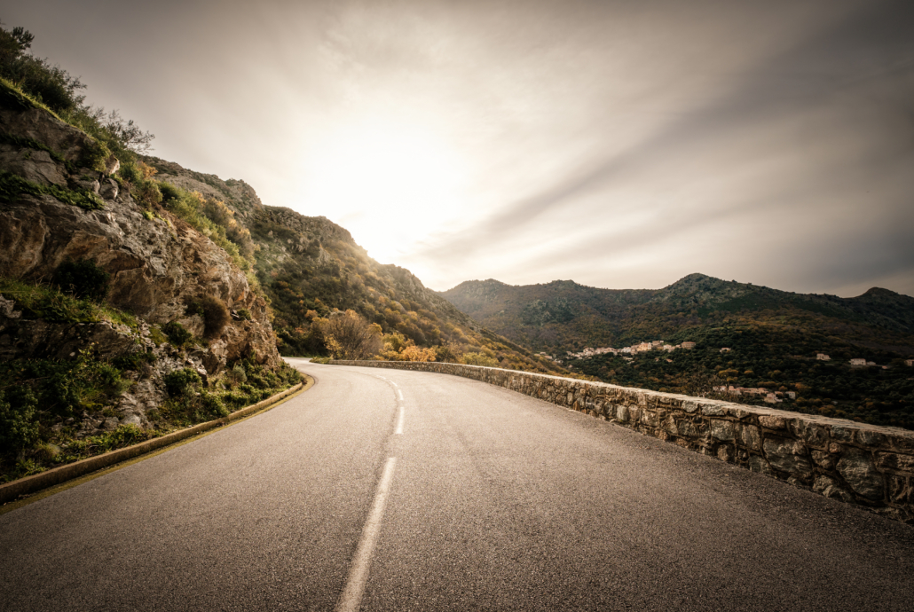Une route de montagne en Corse où vous pouvez économiser du carburant en utilisant l'inclinaison de la route.